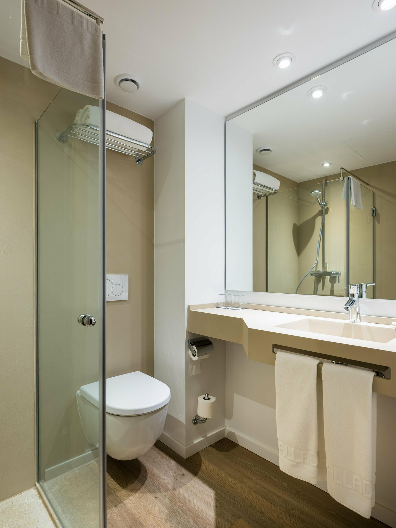 Baño marrón ducha v2.jpg